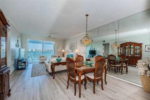 Condo in South Pasadena, Florida, 2 bedrooms № 2119620 - photo 14