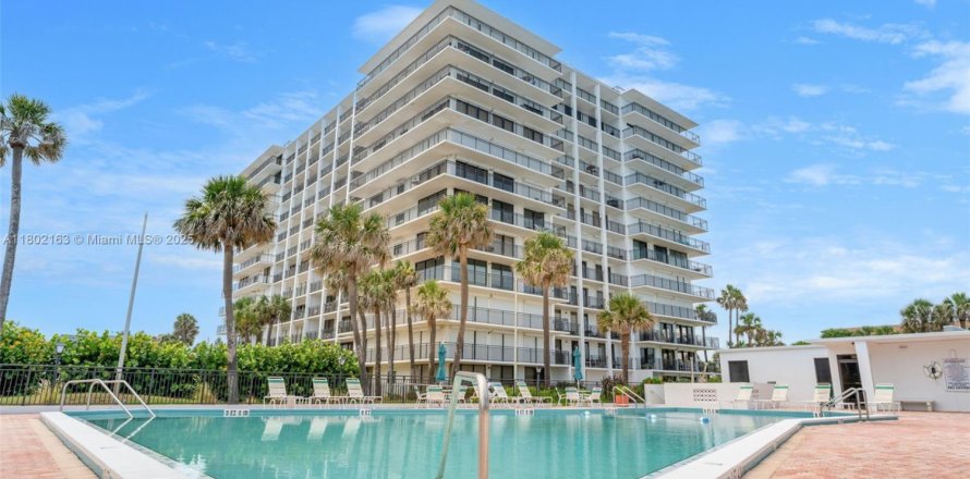 Condominio en Cocoa Beach, Florida, 2 dormitorios  № 1937723