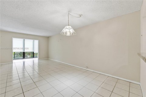 Condo in Pompano Beach, Florida, 2 bedrooms  № 2080611 - photo 9