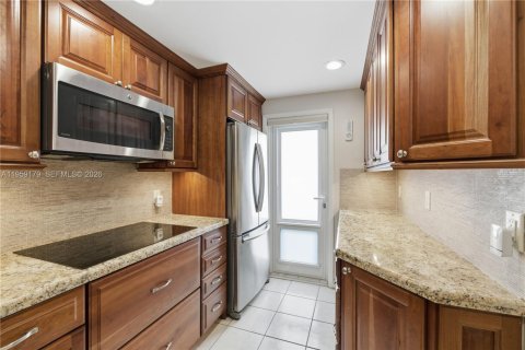 Condo in Pompano Beach, Florida, 2 bedrooms  № 2080611 - photo 3