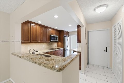 Condo in Pompano Beach, Florida, 2 bedrooms  № 2080611 - photo 2