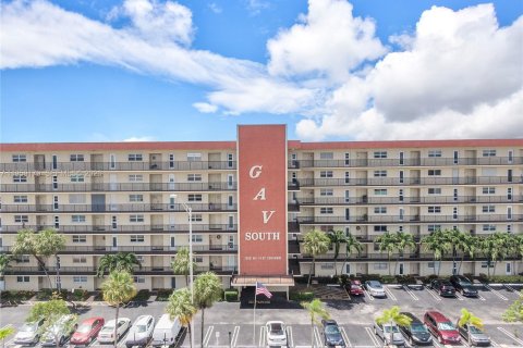 Condo in Pompano Beach, Florida, 2 bedrooms  № 2080611 - photo 17