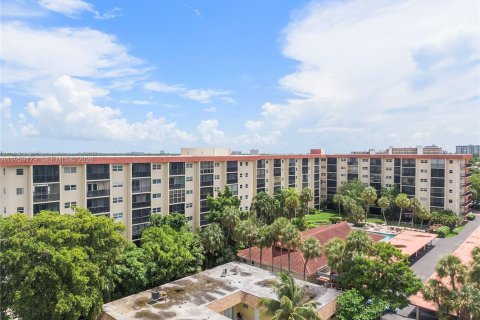 Condo in Pompano Beach, Florida, 2 bedrooms  № 2080611 - photo 27