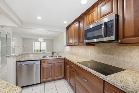 Condo in Pompano Beach, Florida, 2 bedrooms  № 2080611 - photo 4