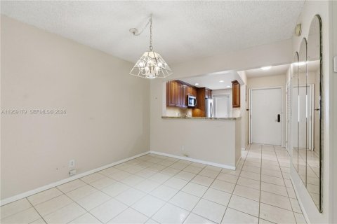 Condo in Pompano Beach, Florida, 2 bedrooms  № 2080611 - photo 7