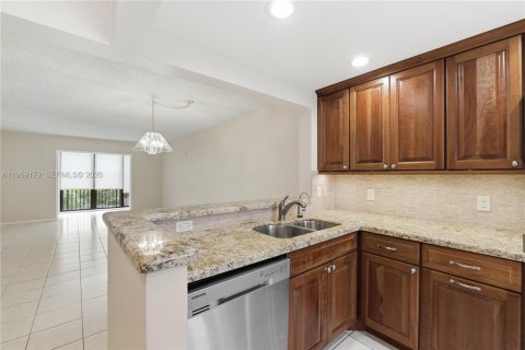 Condo in Pompano Beach, Florida, 2 bedrooms  № 2080611 - photo 5