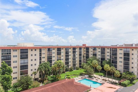 Condo in Pompano Beach, Florida, 2 bedrooms  № 2080611 - photo 28