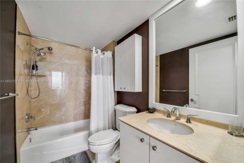 Condominio en venta en Sunny Isles Beach, Florida, 2 dormitorios, 135.36 m2 № 1955711 - foto 17