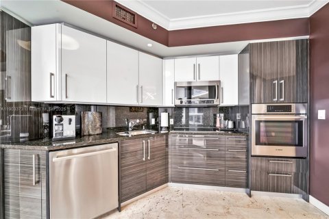 Condominio en venta en Sunny Isles Beach, Florida, 2 dormitorios, 135.36 m2 № 1955711 - foto 10