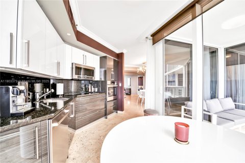 Condominio en venta en Sunny Isles Beach, Florida, 2 dormitorios, 135.36 m2 № 1955711 - foto 11