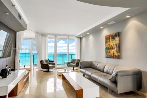 Condominio en venta en Sunny Isles Beach, Florida, 2 dormitorios, 135.36 m2 № 1955711 - foto 2