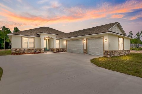 House in Dunnellon, Florida 4 bedrooms, 243.5 sq.m. № 2199203