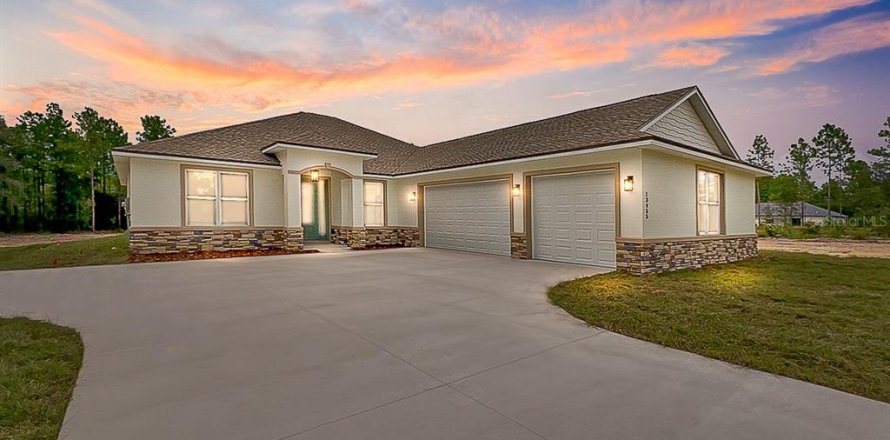 House in Dunnellon, Florida 4 bedrooms, 243.5 sq.m. № 2199203