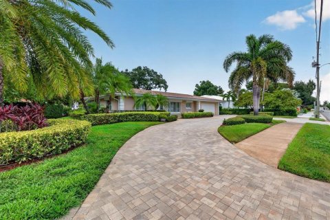 House in Belleair, Florida 3 bedrooms, 181.16 sq.m. № 2287371