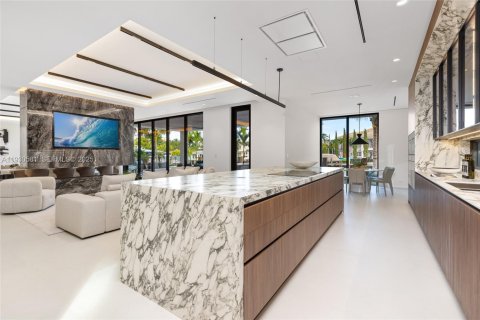 Купить виллу или дом в Форт-Лодердейл, Флорида 7 спален, 654.96м2, № 1989581 - фото 9