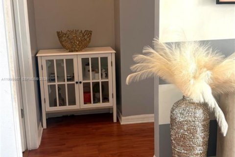 House in Miami, Florida 3 bedrooms, 187.66 sq.m. № 2065740 - photo 12