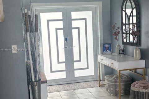 House in Miami, Florida 3 bedrooms, 187.66 sq.m. № 2065740 - photo 7