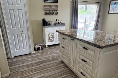 House in Miami, Florida 3 bedrooms, 187.66 sq.m. № 2065740 - photo 18