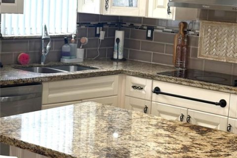 House in Miami, Florida 3 bedrooms, 187.66 sq.m. № 2065740 - photo 20