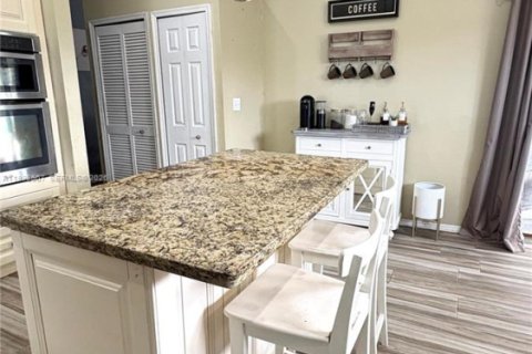 House in Miami, Florida 3 bedrooms, 187.66 sq.m. № 2065740 - photo 16