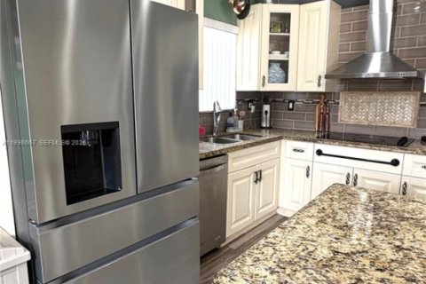 House in Miami, Florida 3 bedrooms, 187.66 sq.m. № 2065740 - photo 14