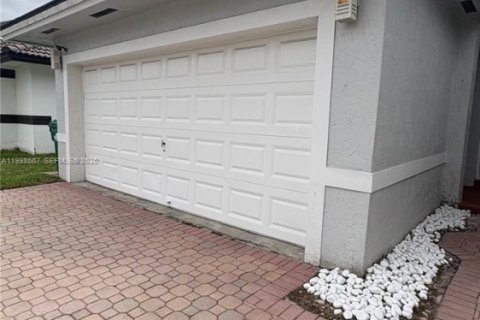 House in Miami, Florida 3 bedrooms, 187.66 sq.m. № 2065740 - photo 6