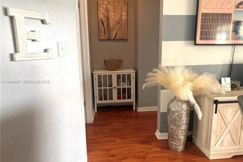 House in Miami, Florida 3 bedrooms, 187.66 sq.m. № 2065740 - photo 10