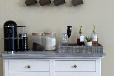 House in Miami, Florida 3 bedrooms, 187.66 sq.m. № 2065740 - photo 17