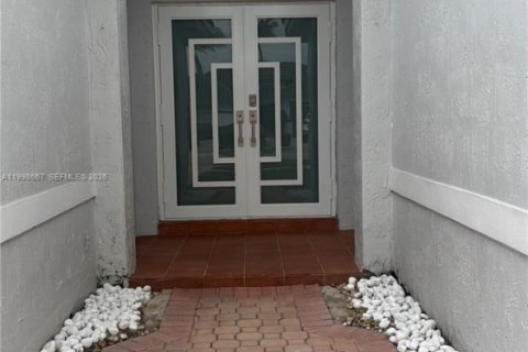 House in Miami, Florida 3 bedrooms, 187.66 sq.m. № 2065740 - photo 2