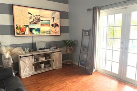 House in Miami, Florida 3 bedrooms, 187.66 sq.m. № 2065740 - photo 11