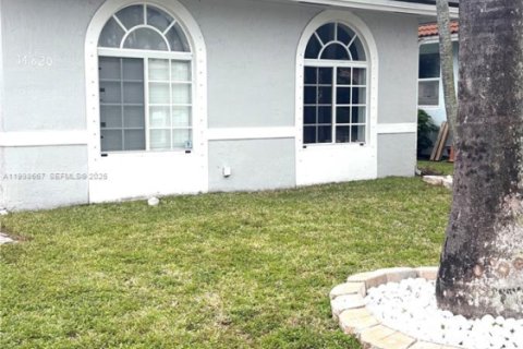 House in Miami, Florida 3 bedrooms, 187.66 sq.m. № 2065740 - photo 3