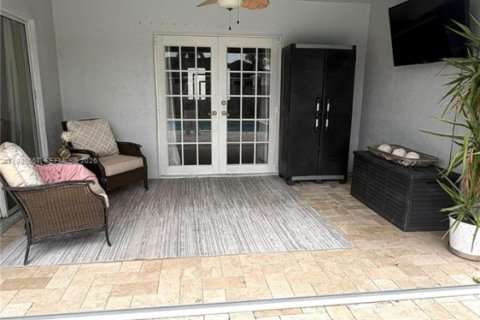 House in Miami, Florida 3 bedrooms, 187.66 sq.m. № 2065740 - photo 27