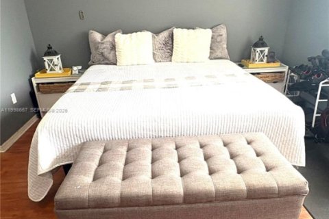 House in Miami, Florida 3 bedrooms, 187.66 sq.m. № 2065740 - photo 22