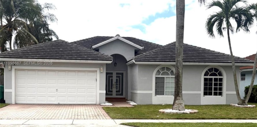 House in Miami, Florida 3 bedrooms, 187.66 sq.m. № 2065740