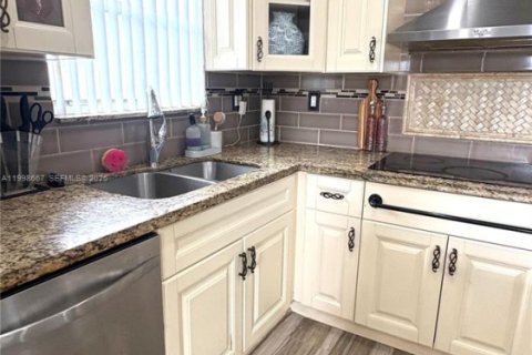 House in Miami, Florida 3 bedrooms, 187.66 sq.m. № 2065740 - photo 19