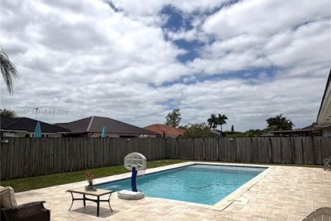 House in Miami, Florida 3 bedrooms, 187.66 sq.m. № 2065740 - photo 30