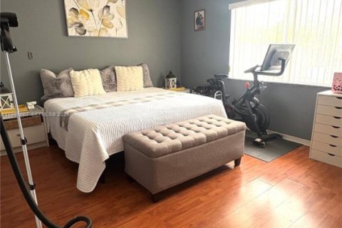 House in Miami, Florida 3 bedrooms, 187.66 sq.m. № 2065740 - photo 24