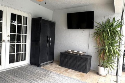 House in Miami, Florida 3 bedrooms, 187.66 sq.m. № 2065740 - photo 28