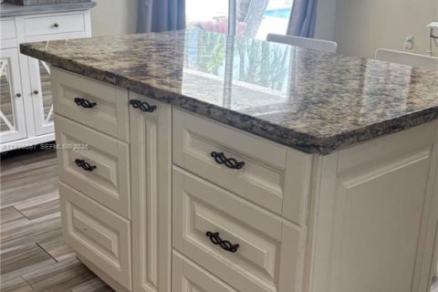 House in Miami, Florida 3 bedrooms, 187.66 sq.m. № 2065740 - photo 21