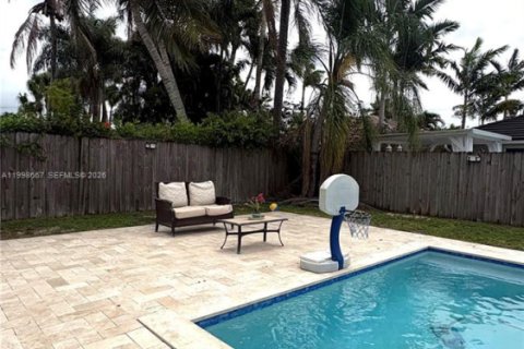 House in Miami, Florida 3 bedrooms, 187.66 sq.m. № 2065740 - photo 29