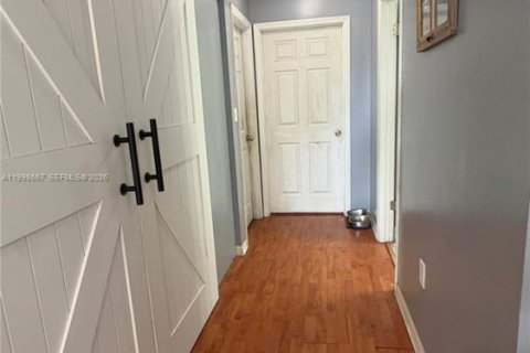 House in Miami, Florida 3 bedrooms, 187.66 sq.m. № 2065740 - photo 13