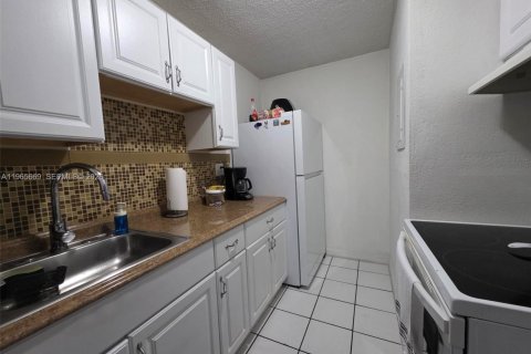 Condo in Miami, Florida, 3 bedrooms № 2028940 - photo 20