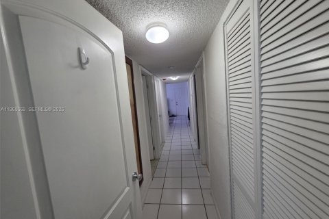 Condo in Miami, Florida, 3 bedrooms № 2028940 - photo 28