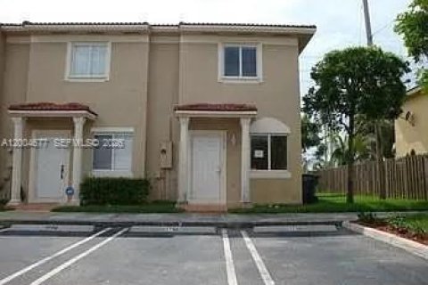Adosado en venta en Miami, Florida, 2 dormitorios, 104.98 m2 № 2068770 - foto 1