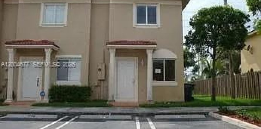Adosado en Miami, Florida 2 dormitorios, 104.98 m2 № 2068770