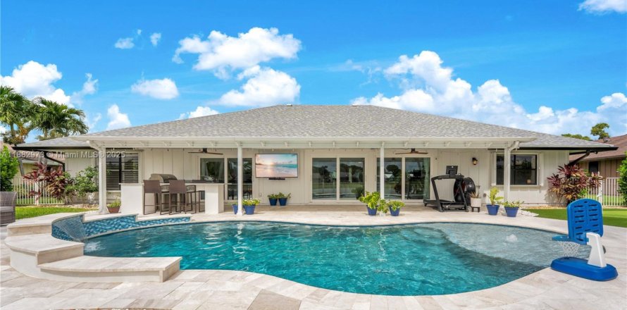 House in Hobe Sound, Florida 4 bedrooms, 281.12 sq.m. № 1930161