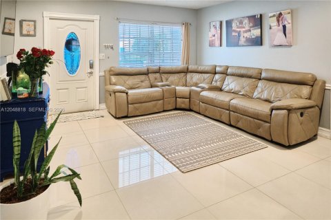 House in Oakland Park, Florida 3 bedrooms, 145.11 sq.m. № 2188568 - photo 6