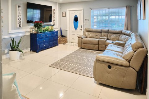 House in Oakland Park, Florida 3 bedrooms, 145.11 sq.m. № 2188568 - photo 4
