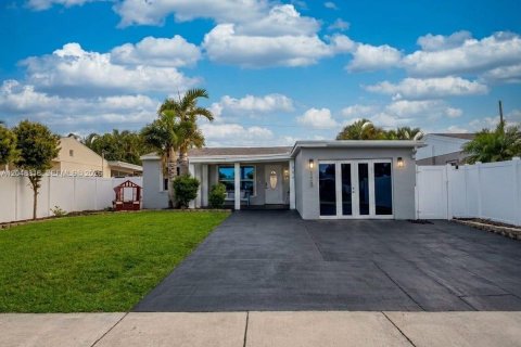 House in Oakland Park, Florida 3 bedrooms, 145.11 sq.m. № 2188568