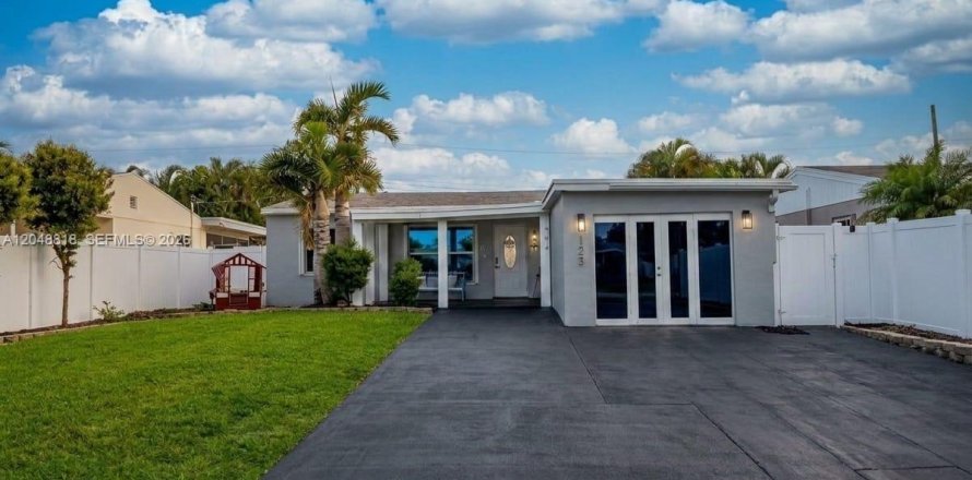 House in Oakland Park, Florida 3 bedrooms, 145.11 sq.m. № 2188568